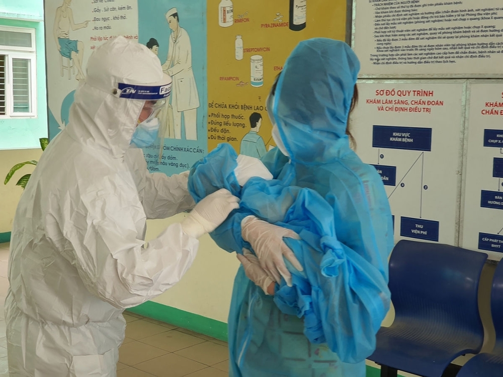  Trong đợt dịch vừa qua, nhiều trẻ em đã bị ảnh hưởng vì Covid-19. (Ảnh: VOV)