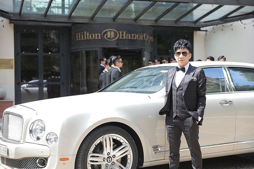  
Quang Hà từng tậu chiếc xe hơn 24 tỷ đồng. (Ảnh: Facebook Quang Hà)