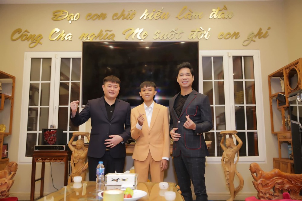 Hồ Văn Cường diện vest bảnh bao đi hát với Ngọc Sơn vào ngày đầu năm