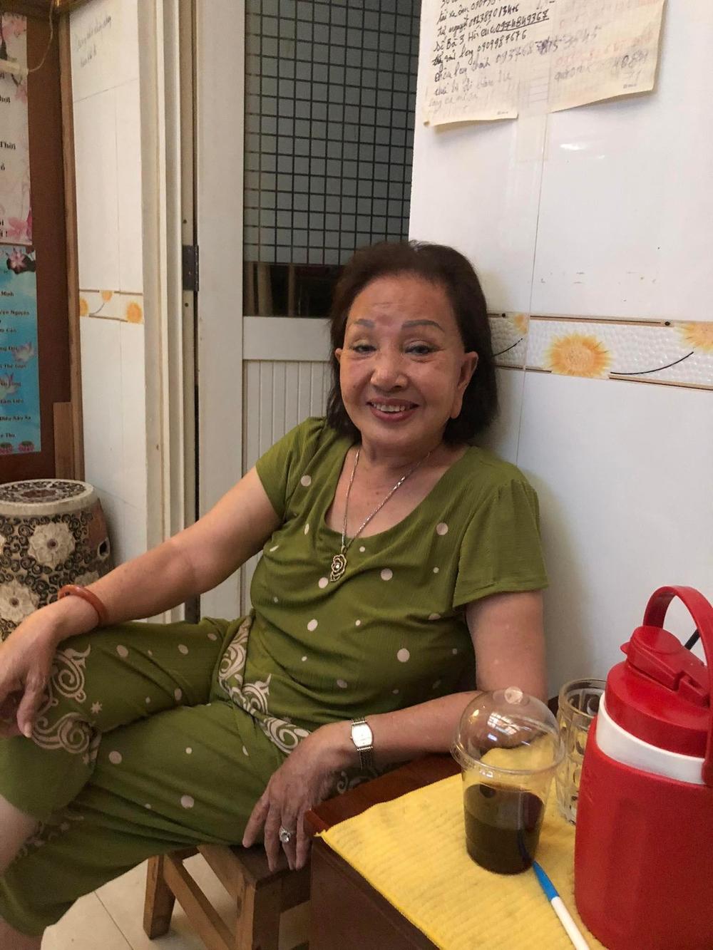  Cuộc sống bình dị của Hồng Nga ở tuổi 76 tại Việt Nam, trước đó bà bị kẹt ở Mỹ và sống khá khó khăn. - Tin sao Viet - Tin tuc sao Viet - Scandal sao Viet - Tin tuc cua Sao - Tin cua Sao