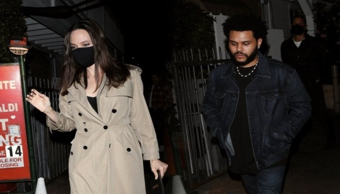  
Angelina và The Weeknd được bắt gặp đi ăn cùng nhau. (Ảnh: News Founded)