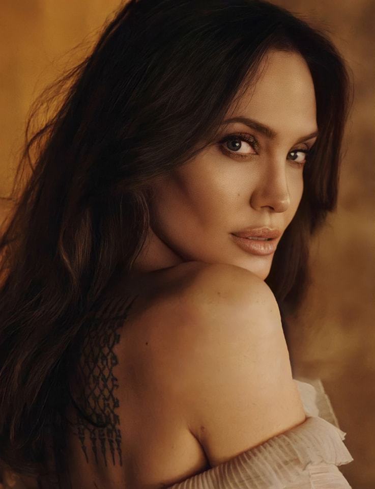  Vẻ quyến rũ của Angelina Jolie khiến nhiều người đổ ầm ầm dù cô sắp bước vào tuổi ngũ tuần. (Ảnh: Angelina Jolie Fanpage)