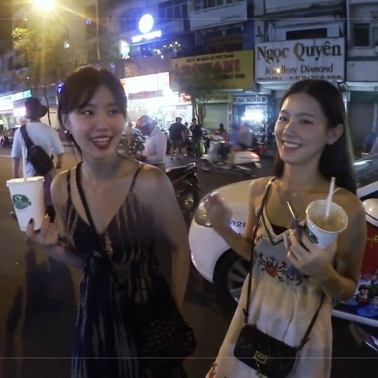  
Khoảnh khắc Soojin và Miyeon ((G) ILDE) bị bắt gặp trên đường phố Việt Nam. (Ảnh: K Crush Động)