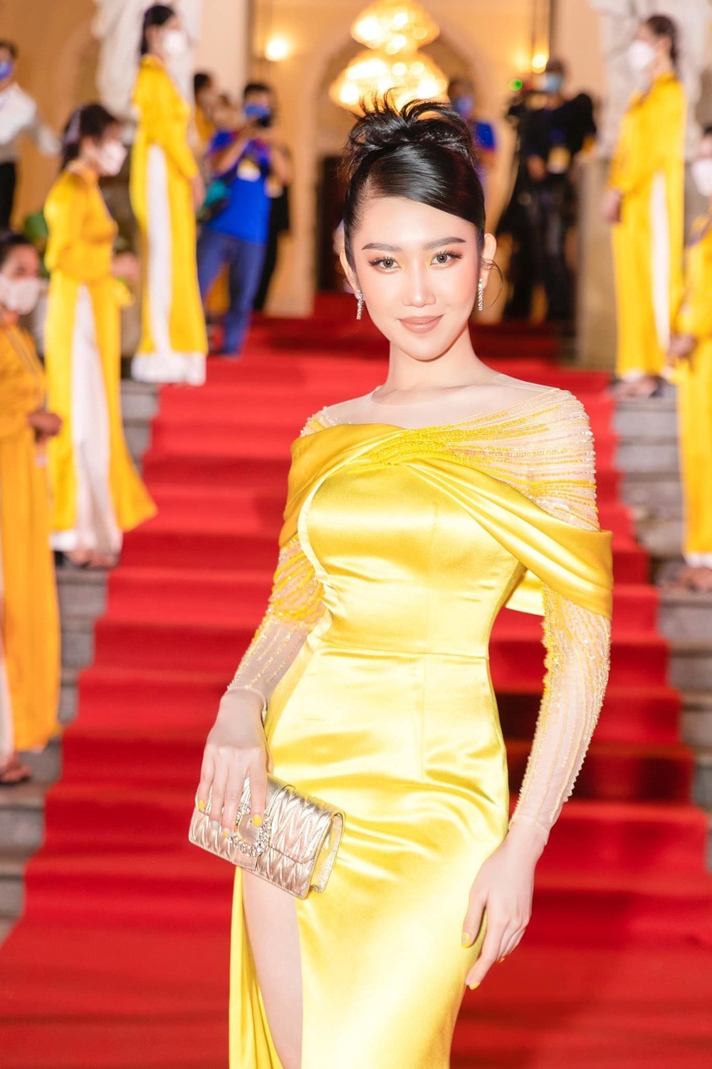 Đỗ Thị Hà mê mẩn những chiếc váy vàng  Báo Phụ Nữ Việt Nam