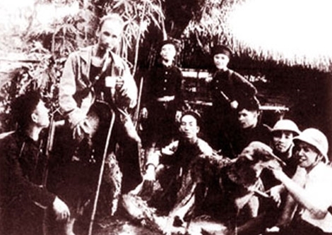  Bác Hồ và đội cận vệ trong chuyến công tác Tuyên Quang năm 1947, đồng chí Kháng (người được Bác se duyên với bà Thái) ngồi thứ 4 từ trái sang. (Ảnh: Công an nhân dân)
