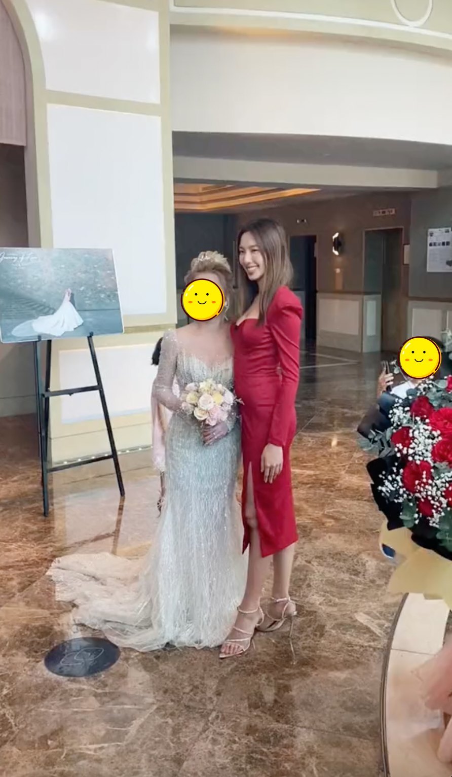  
Thùy Tiên ghé qua chụp ảnh cùng cô dâu trong một đám cưới, một em nhỏ cũng phải cầm điện thoại ghi hình hoa hậu. (Ảnh: TikTok vbiztv) - Tin sao Viet - Tin tuc sao Viet - Scandal sao Viet - Tin tuc cua Sao - Tin cua Sao