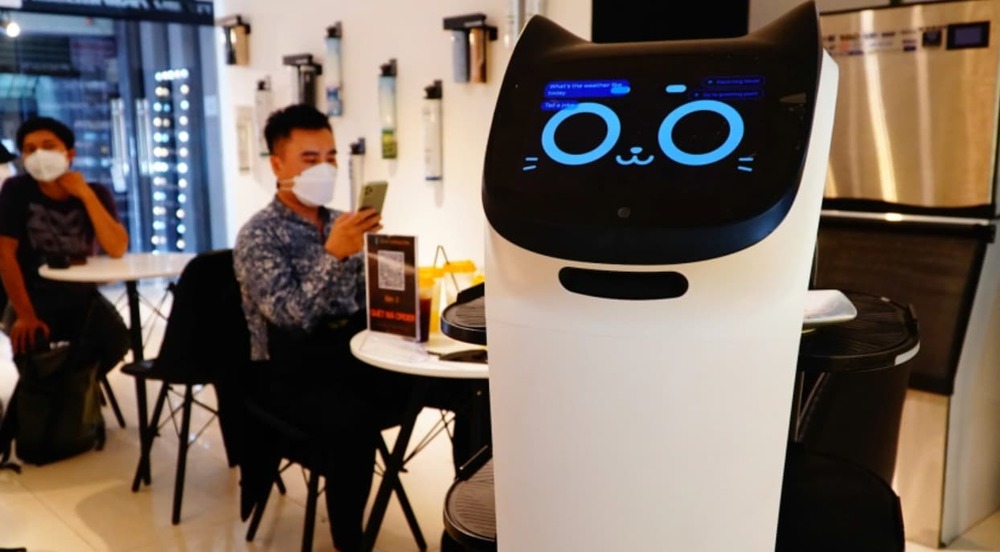 Robot sử dụng trí tuệ nhân tạo phục vụ tại quán ăn ở TP.HCM.