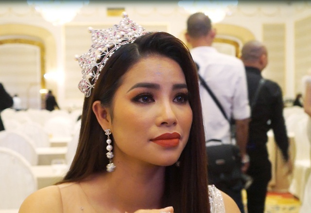  
Phạm Hương trong một buổi trò chuyện với truyền thông cũng xúc động khi nhìn lại những thăng trầm trên cương vị Hoa hậu Hoàn vũ Việt Nam của mình. (Ảnh: Chụp màn hình Dân Trí)