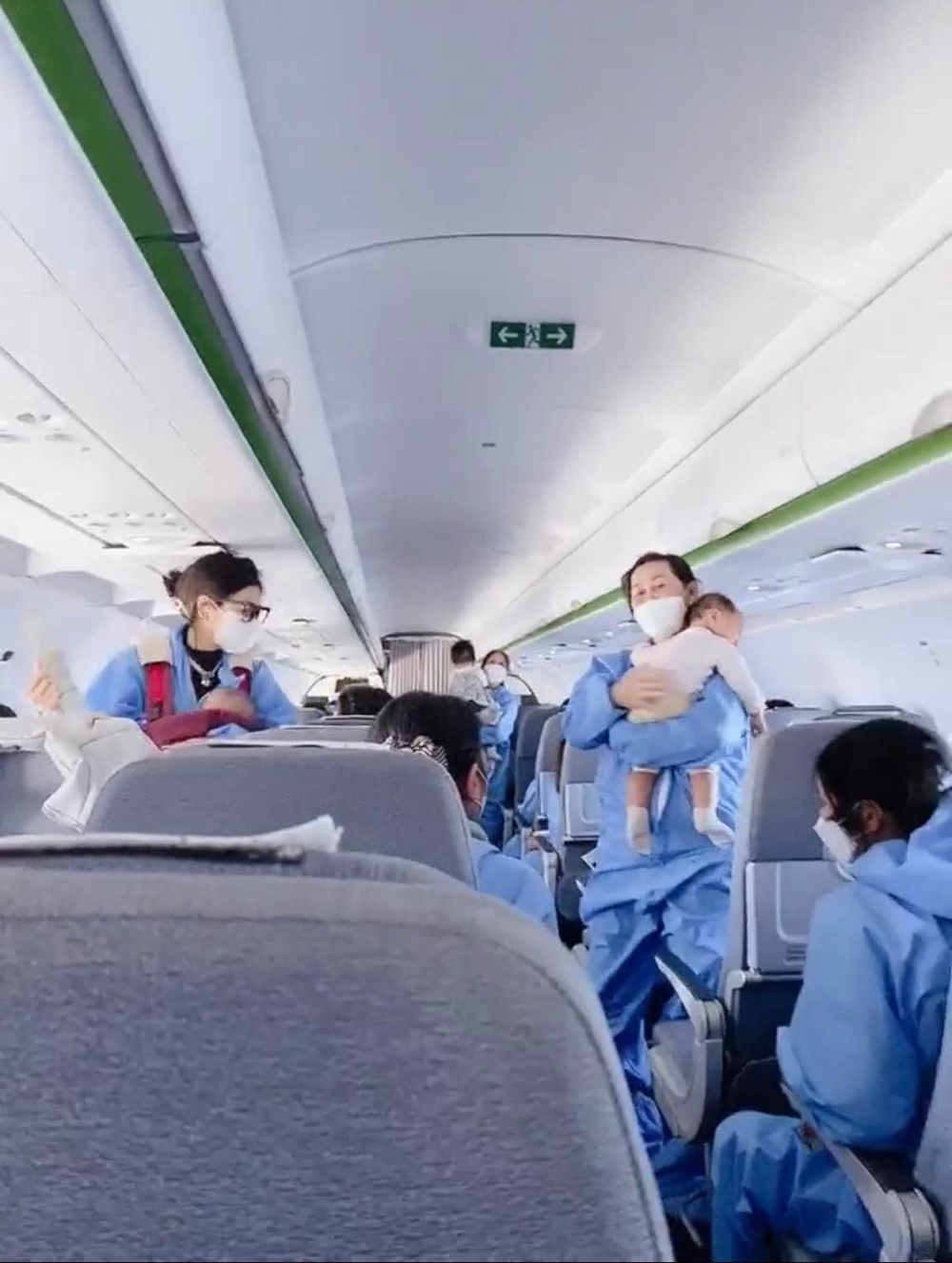  Những hành khách trên chuyến bay đang cố gắng dỗ dành các em bé đi cùng. (Ảnh: Chụp màn hình TikTok @lylytrinh9x)