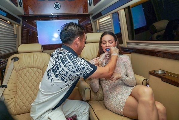  
Bà xã Kim Lý bắt trend bọc răng kim cương từ năm 2019. (Ảnh: FB Johnny Đặng)