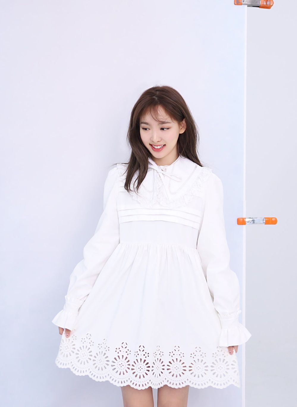  
Nayeon cực dễ thương trong chiếc váy babydoll màu trắng. (Ảnh: Pinterest)