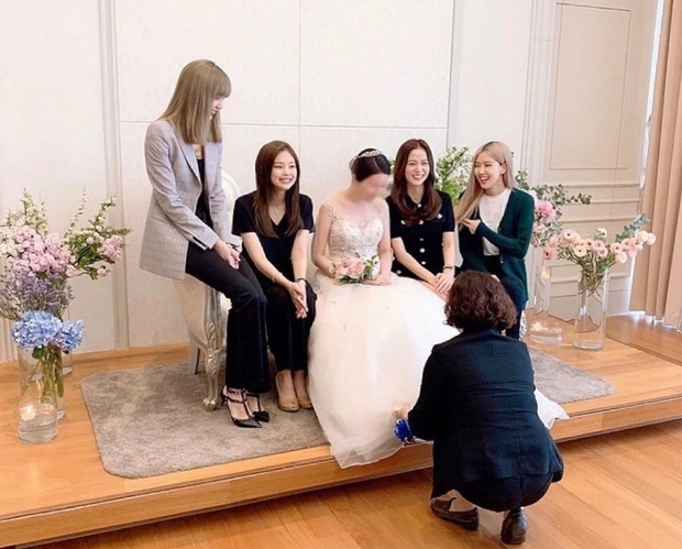  
BLACKPINK ăn diện vô cùng tinh tế khi đi dự đám cưới anh trai Jisoo. (Ảnh: Pinterest)