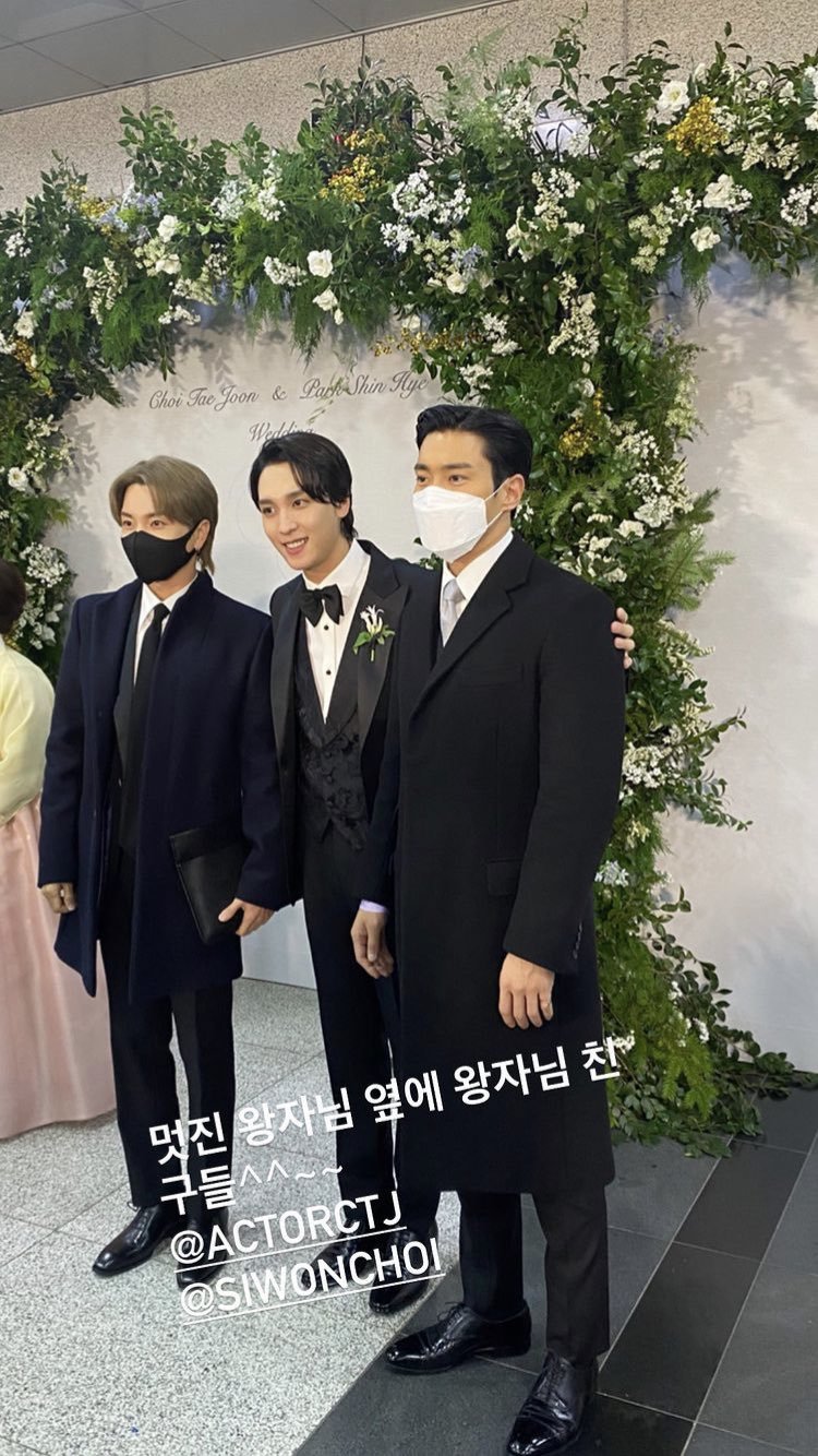  
Leeteuk và Siwon (Super Junior) cũng mặc vest đen đi dự lễ cưới. (Ảnh: Twitter @anishariah)