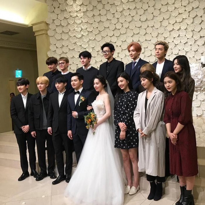  
Các idol K-pop thường diện trang phục tối giản đi đám cưới. (Ảnh: Pinterest)