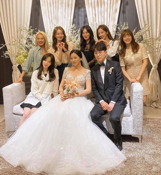  
Các thành viên SNSD mặc đơn giản nhưng xinh đẹp trong lễ cưới của người anh thân thiết. (Ảnh: Pinterest)