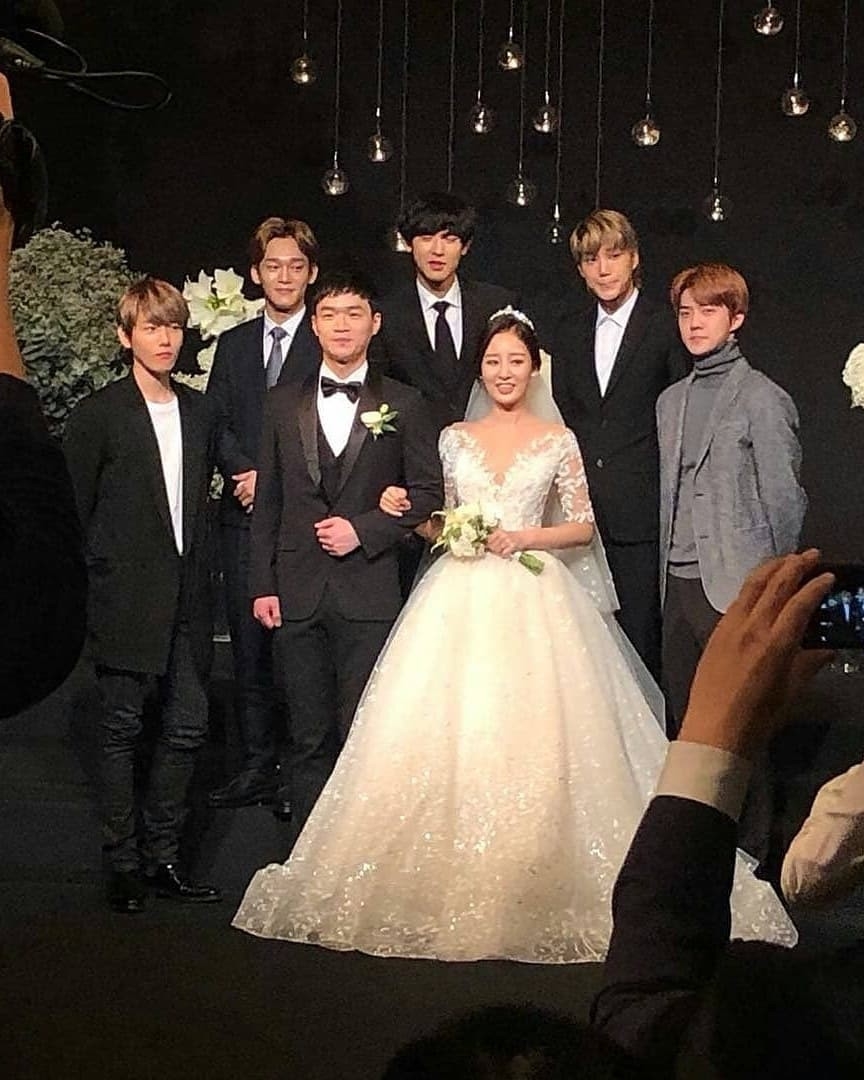  
EXO diện vest đen lịch lãm đi ăn cưới của chị Chanyeol. (Ảnh: Pinterest)