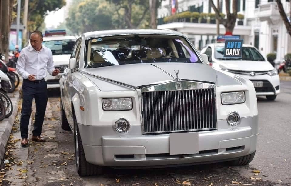  
Người cầm lái chiếc Rolls-Royce Phantom của đại gia Vũ. (Ảnh: Auto Daily)