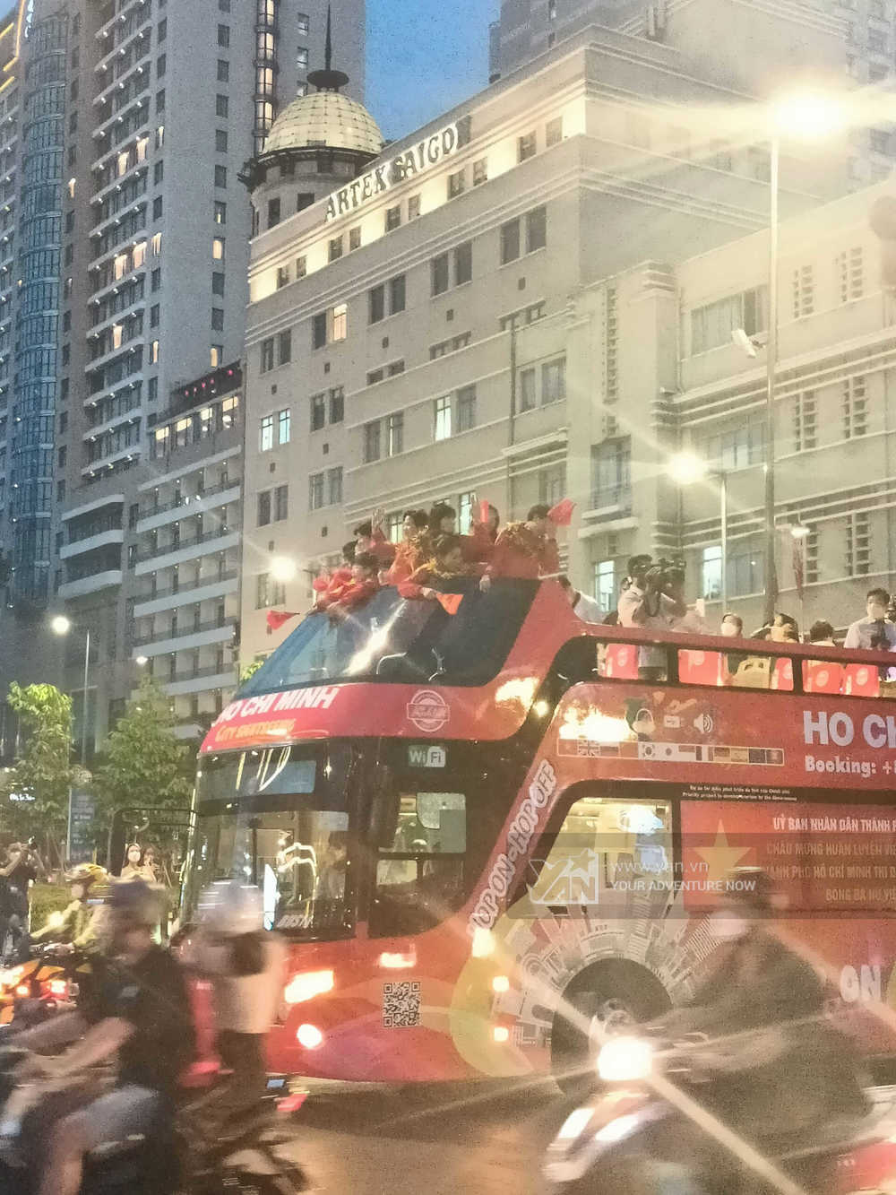  Đội tuyển nữ diễu hành trên đường phố Sài Gòn sau khi giành được suất thi đấu World Cup.