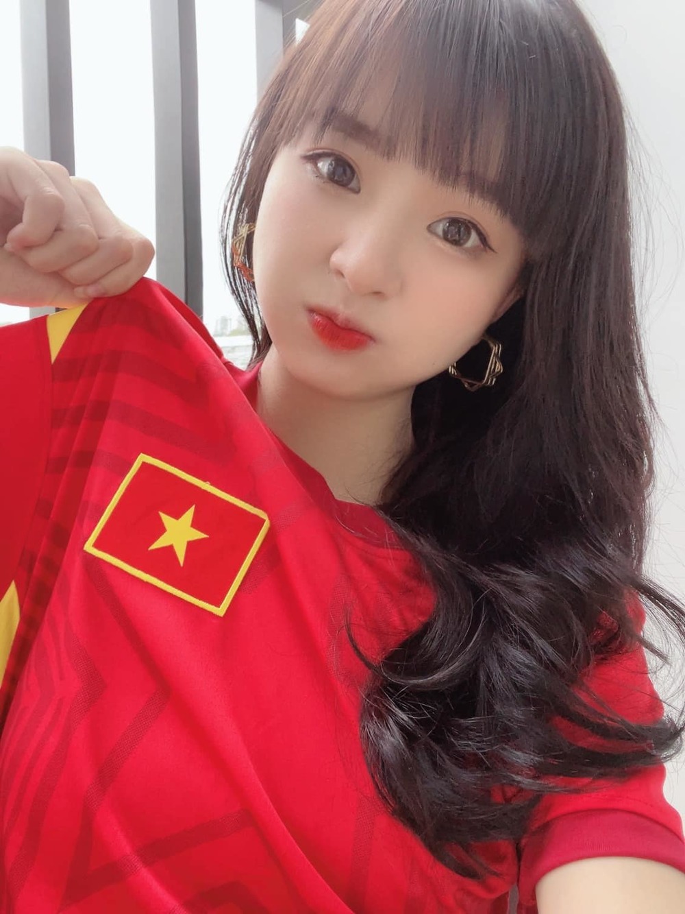 
Cô nàng gây xao xuyến khi mặc áo ĐT bóng đá Việt Nam. 