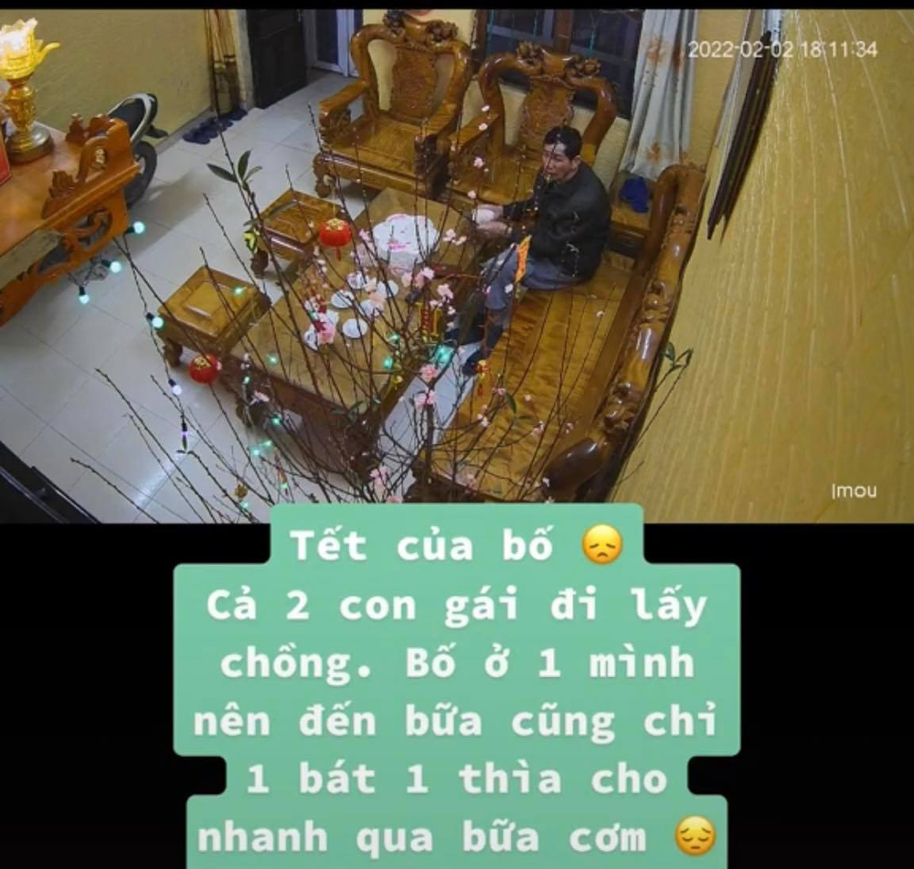  
Con gái lấy chồng xa nhà, chỉ có nhìn bố qua camera. (Ảnh: Chụp màn hình/TikTok A.)