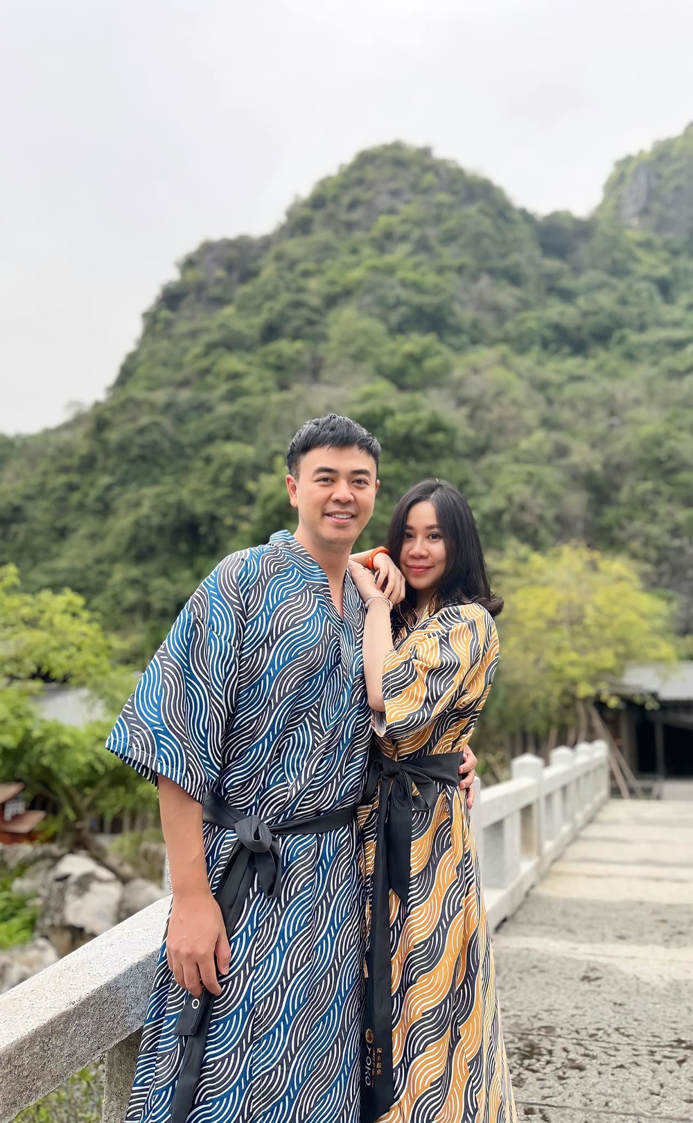 MC Tuấn Tú tắt tivi để vợ không phải xem những cảnh tình tứ của anh trên phim. (Ảnh: FB MC Tuấn Tú) - Tin sao Viet - Tin tuc sao Viet - Scandal sao Viet - Tin tuc cua Sao - Tin cua Sao