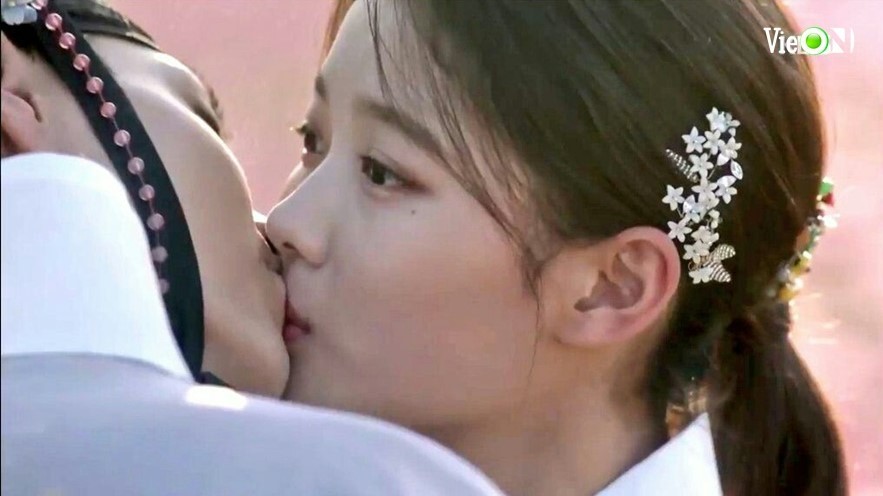  
Cảnh phim thật sự ấm áp khi Lee Young và Ra On trao nụ hôn lãng mạn giữa cánh đồng hoa.