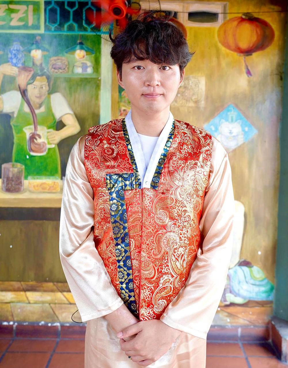  
Woossi trong trang phục ​hanbok.