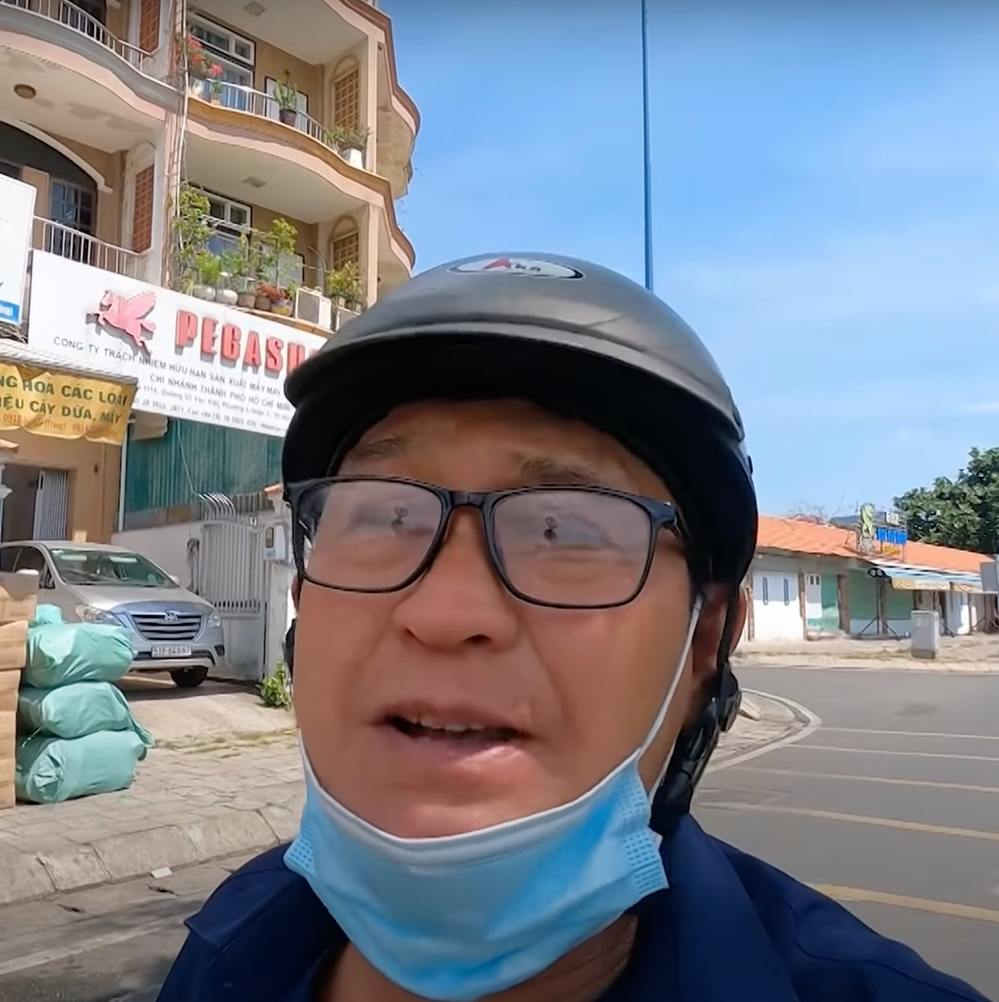  
Nghệ sĩ Duy Phương trong video giao hàng ngày khai trương đầu năm. (Ảnh: YouTube Duy Phương) - Tin sao Viet - Tin tuc sao Viet - Scandal sao Viet - Tin tuc cua Sao - Tin cua Sao