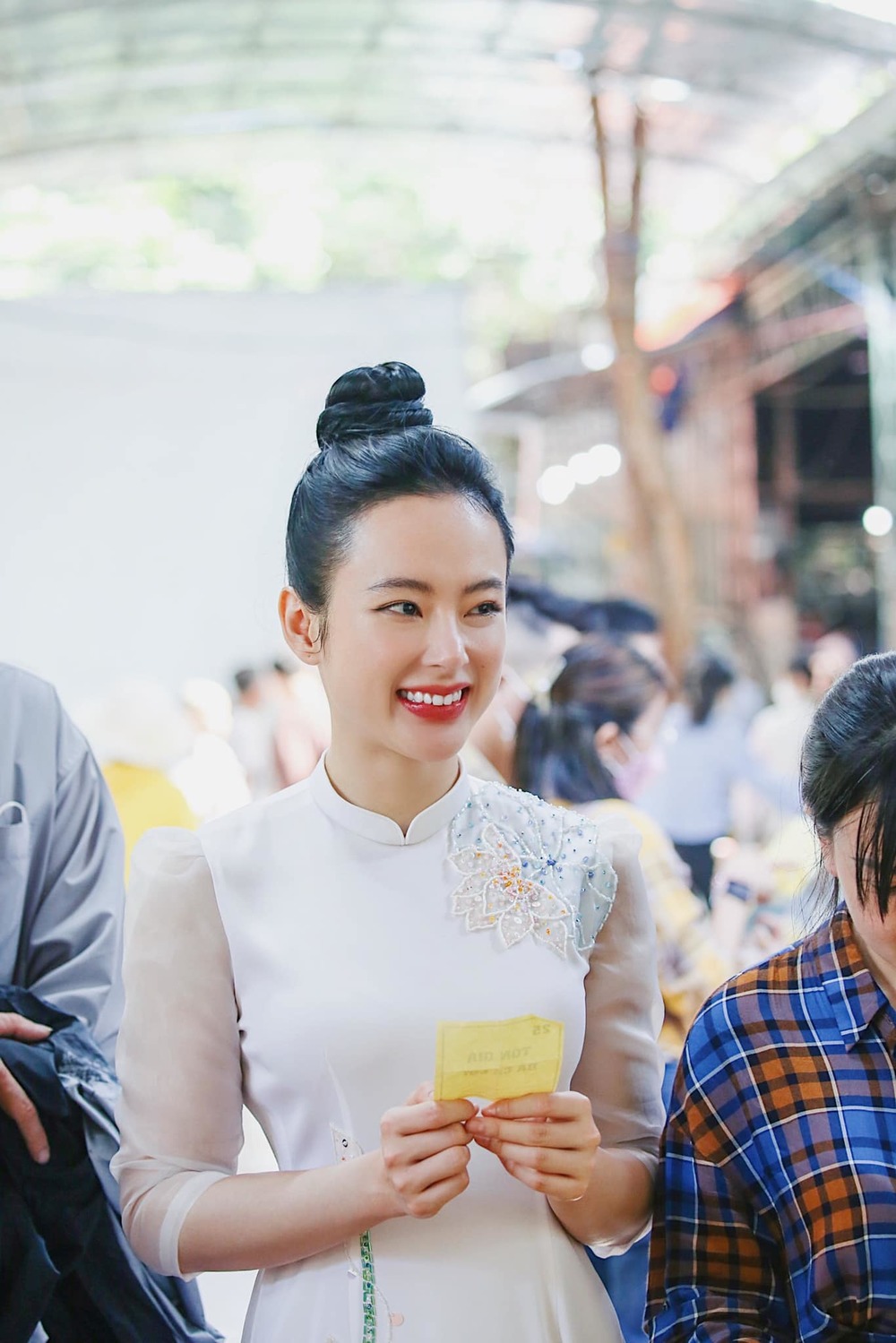  Nữ diễn viên xinh đẹp đi lễ chùa đầu năm, diện áo dài trắng với họa tiết lá sen ở cầu vai. - Tin sao Viet - Tin tuc sao Viet - Scandal sao Viet - Tin tuc cua Sao - Tin cua Sao