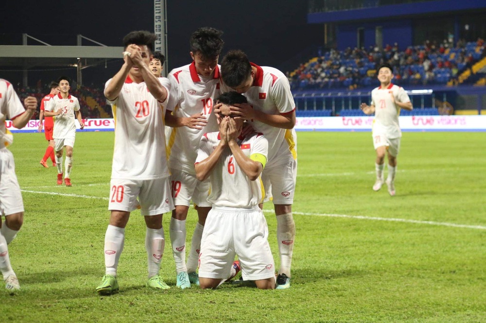  
Đồng đội cùng ăn mừng sau bàn thắng của Quang Nho, anh xúc động như thể đang gửi lời tiễn biệt tới bà. (Ảnh: FB Dụng Quang Nho)