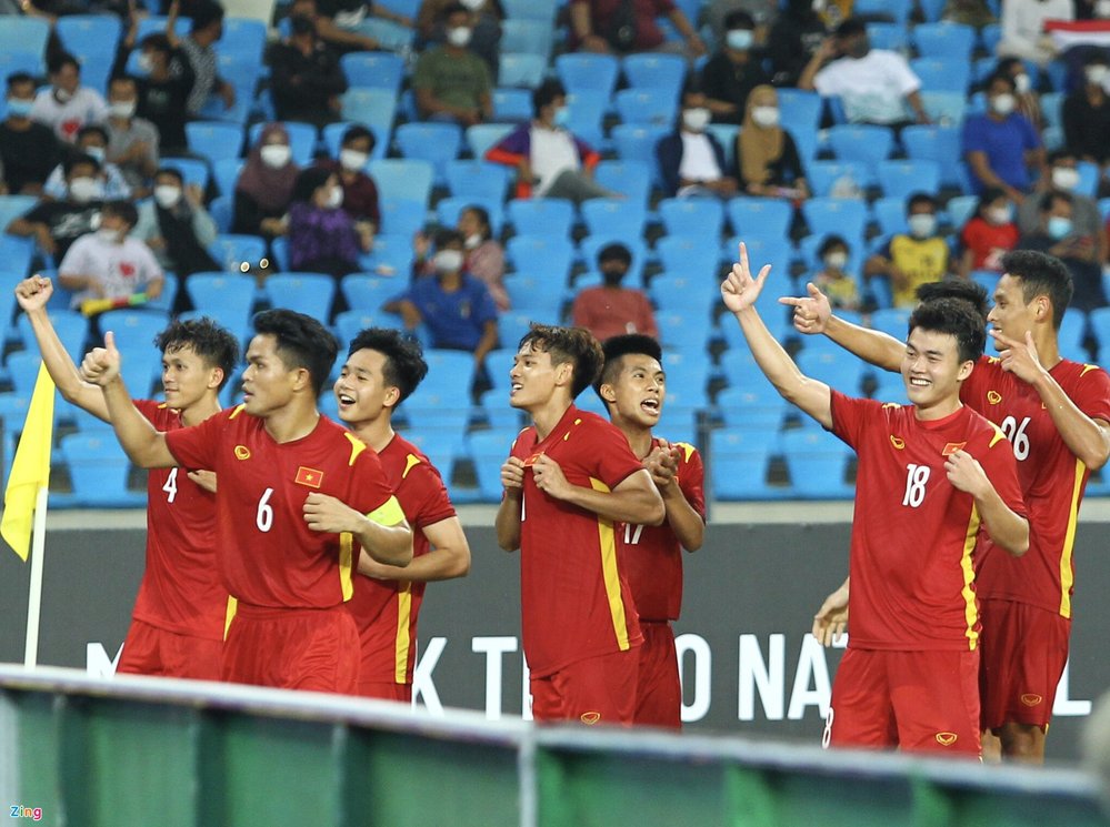  
U23 Việt Nam chung vui với người hâm mộ sau chiến thắng lịch sử. (Ảnh: Zing)