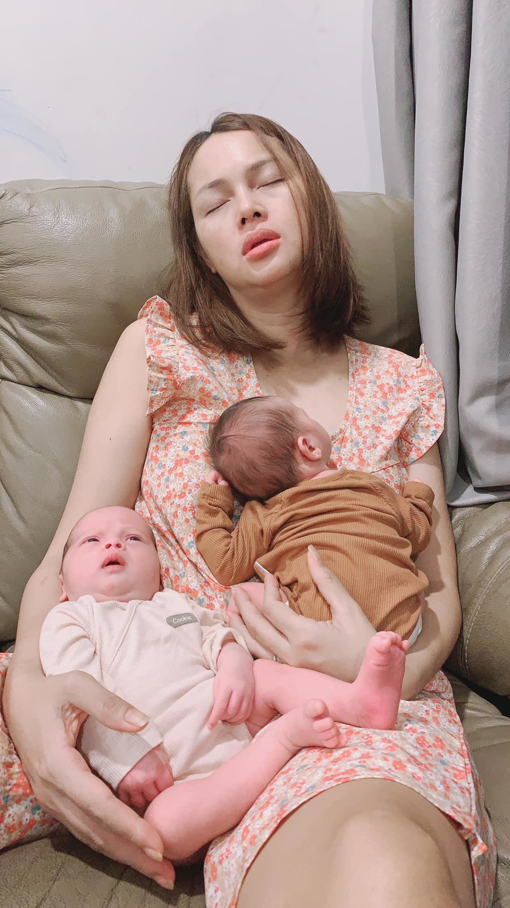  
Khoảnh khắc Diễm Châu bế em bé và ngủ gật khiến nhiều người lo lắng cho sức khoẻ của bà mẹ trẻ. - Tin sao Viet - Tin tuc sao Viet - Scandal sao Viet - Tin tuc cua Sao - Tin cua Sao