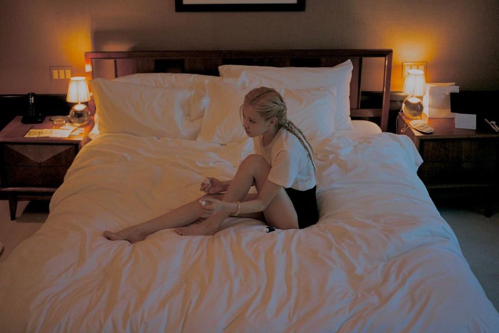 
Chiếc giường là bối cảnh chụp quen thuộc của cô nàng. (Ảnh: Instagram roses_are_rosie)