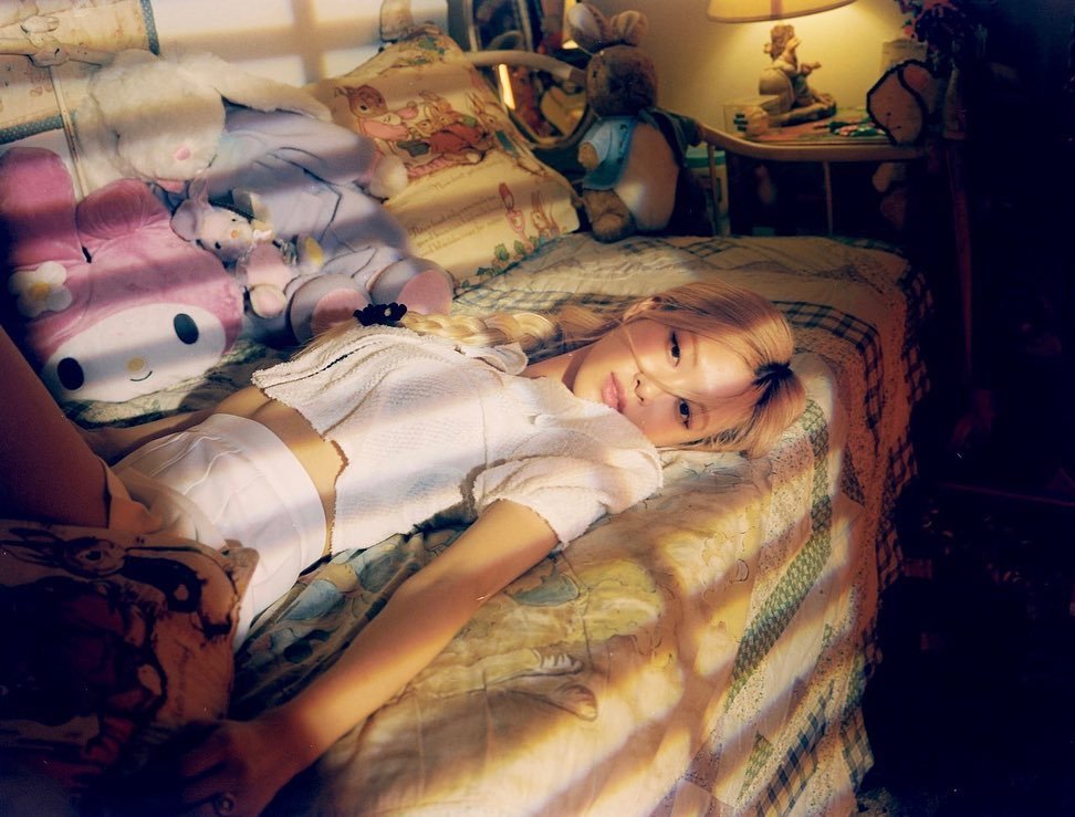 
Rosé tạo dáng đầy táo bạo trên giường. (Ảnh: Instagram roses_are_rosie)
