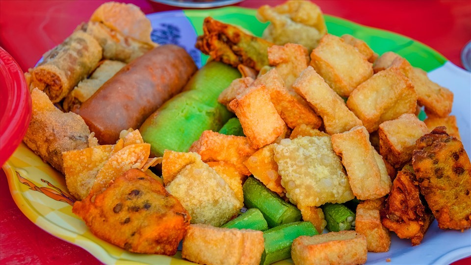  Một đĩa đồ ăn chay của quán chị Bình. (Ảnh: Lao Động)