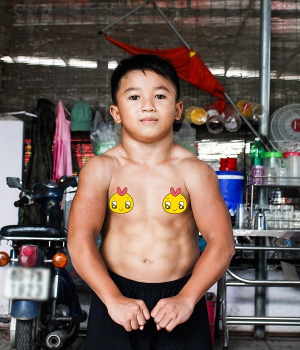  Hoàng Nam sở hữu thân hình cơ bắp cuồn cuộn ở tuổi 12. (Ảnh: Dân Trí)