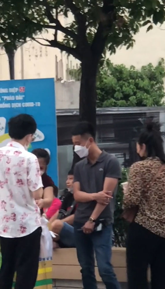  
Quang Linh giản dị đứng nói chuyện cùng bà con giữa phố. (Ảnh: Chụp màn hình video TikTok H.)