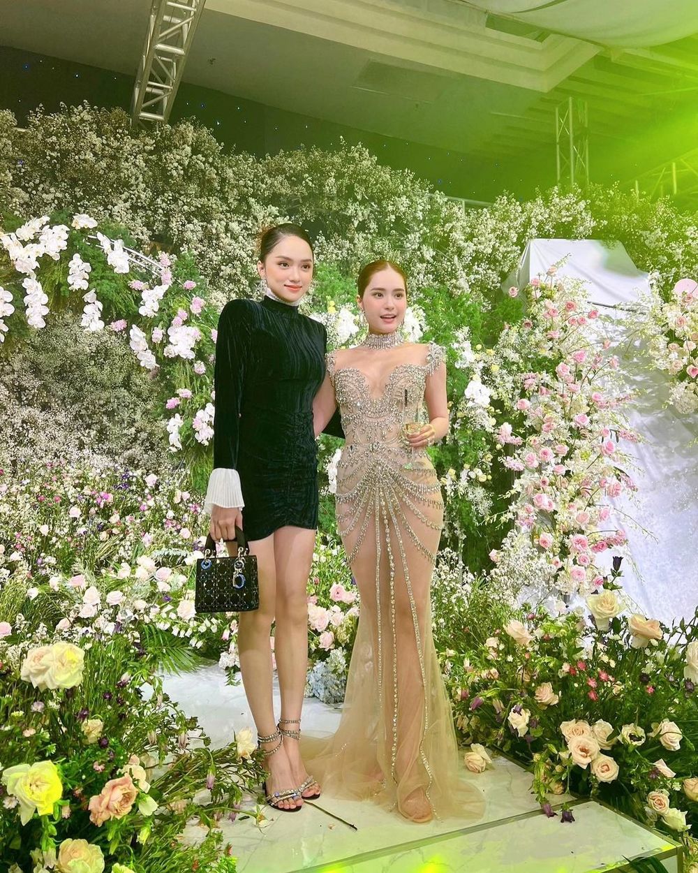  Hương Giang đọ sắc cùng Đoàn Di Băng tại không gian ngập hoa của bữa tiệc. (Ảnh: Instagram huoggiangggg)