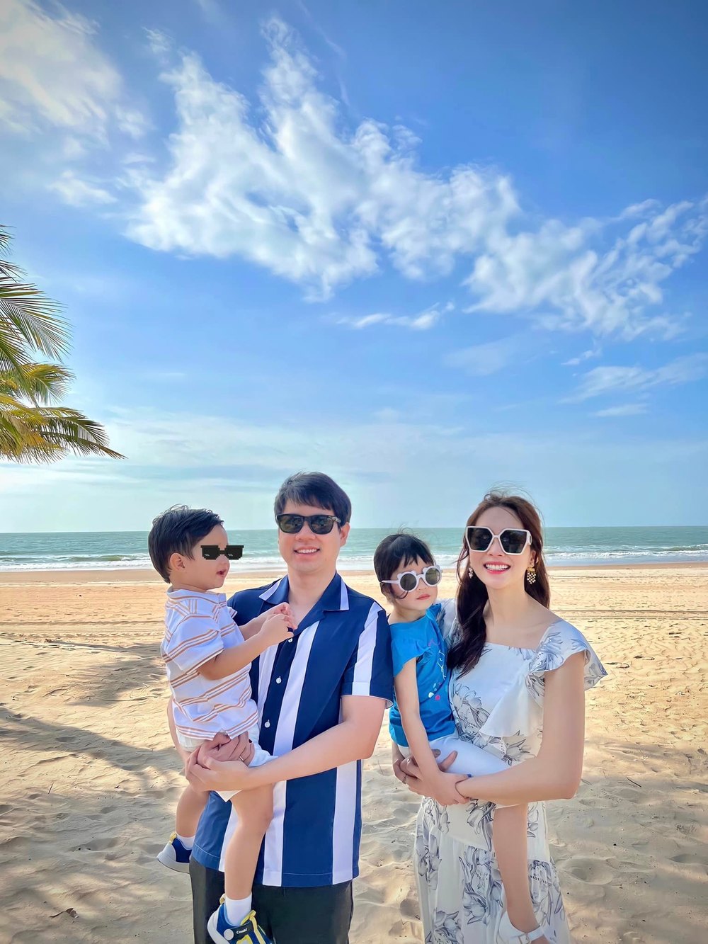  Tổ ấm hạnh phúc của Hoa hậu Việt Nam Đặng Thu Thảo bên ông xã doanh nhân và hai con "cực phẩm". (Ảnh: FB Dang Thu Thao)