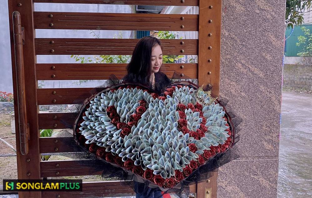  
Châu bên cạnh tác phẩm đáng nhớ của mình. (Ảnh: SonglamPlus)