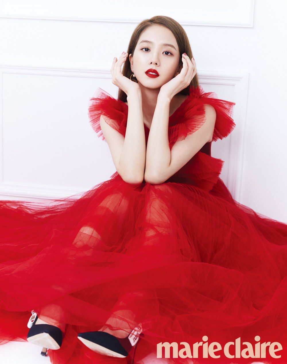 
Jisoo trắng phát sáng trong bộ váy đỏ lộng lẫy trên tạp chí Marie Claire. (Ảnh: Allkpop)