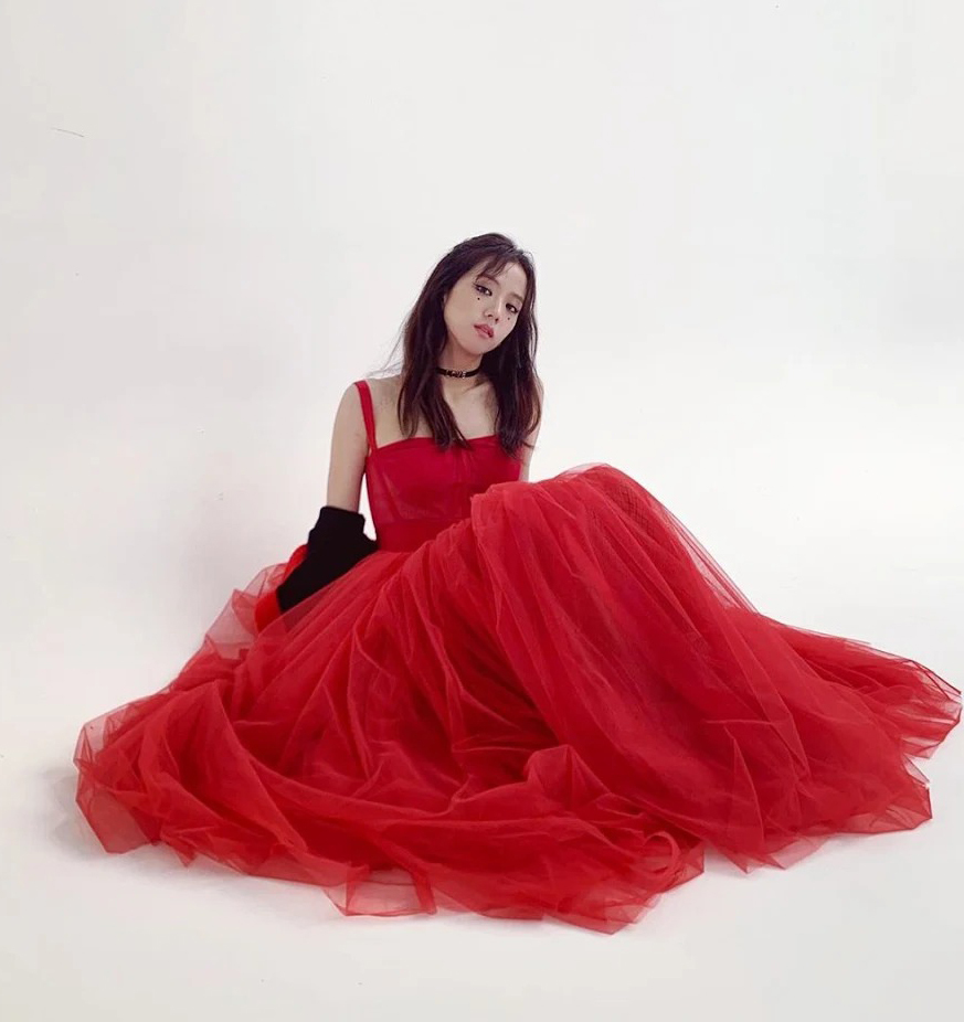 
Jisoo rực rỡ trong sắc váy đỏ bồng bềnh được khán giả khen ngợi hết mực. (Ảnh: Allkpop)