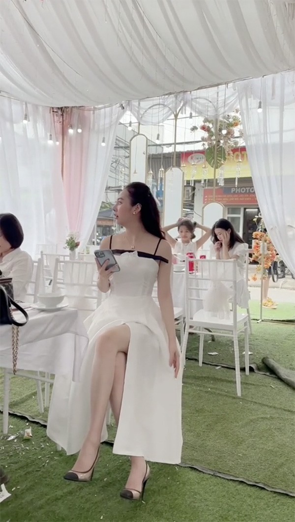  Chiếc váy trắng với thiết kế khoe trọn thân hình và nước da trắng ngần của cô nàng. (Ảnh: Chụp màn hình TikTok Huyền Trang)