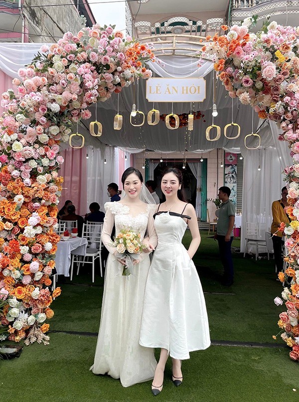  Cô gái Thái Nguyên (bên phải) gây tranh cãi vì lựa chọn trang phục dự đám cưới. (Ảnh: Chụp màn hình TikTok Huyền Trang)