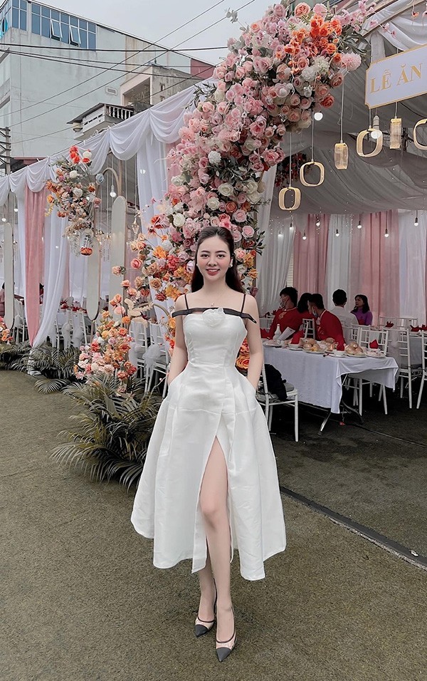  Huyền Trang rất bất ngờ khi trang phục dự cưới của mình lại nhận về nhiều ý kiến đến thế. (Ảnh: Đất Việt)