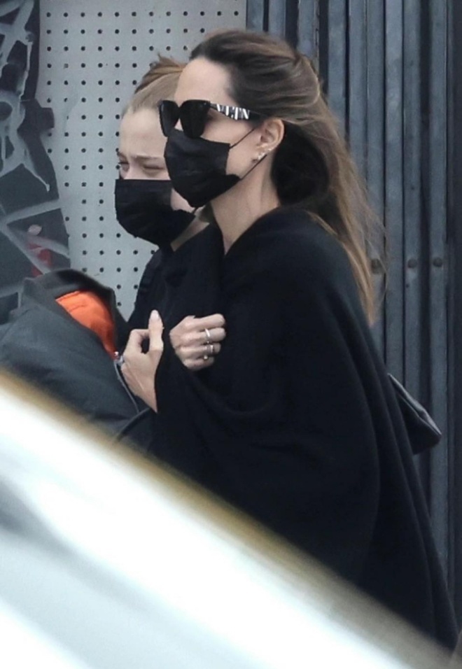  Angelina Jolie wearing a black outfit, covering her face still attracts the media. (Photo: Twitter Dagger_Knox)