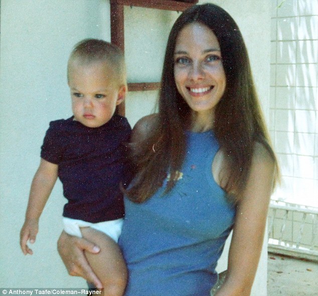  The beauty of Angelina Jolie's mother in her youth is not inferior to hotgirls. (Photo: Twitter joliesgem)