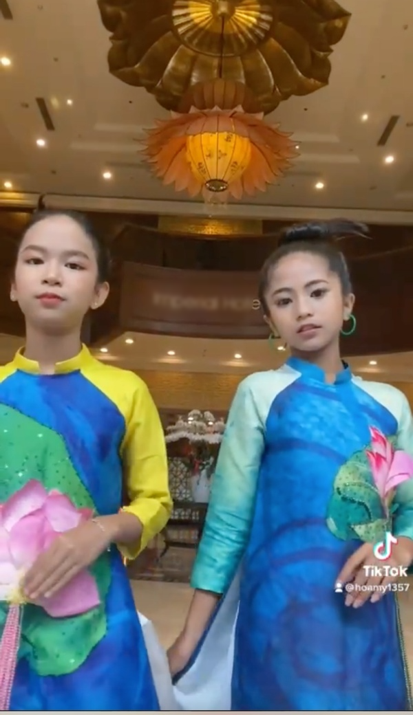  
Khánh Huyền (phải) vừa được mời trình diễn tại một sự kiện thời trang. (Ảnh: Chụp màn hình TikTok hoamy1357)