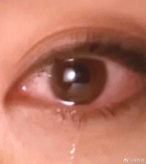 Đôi mắt khóc là dấu hiệu của sự đau khổ, nhưng đôi mắt ấy cũng có thể chứa đựng những cảm xúc tuyệt vời và đầy sức sống. Hãy thưởng thức bức ảnh về đôi mắt ấy để cảm nhận điều đó.