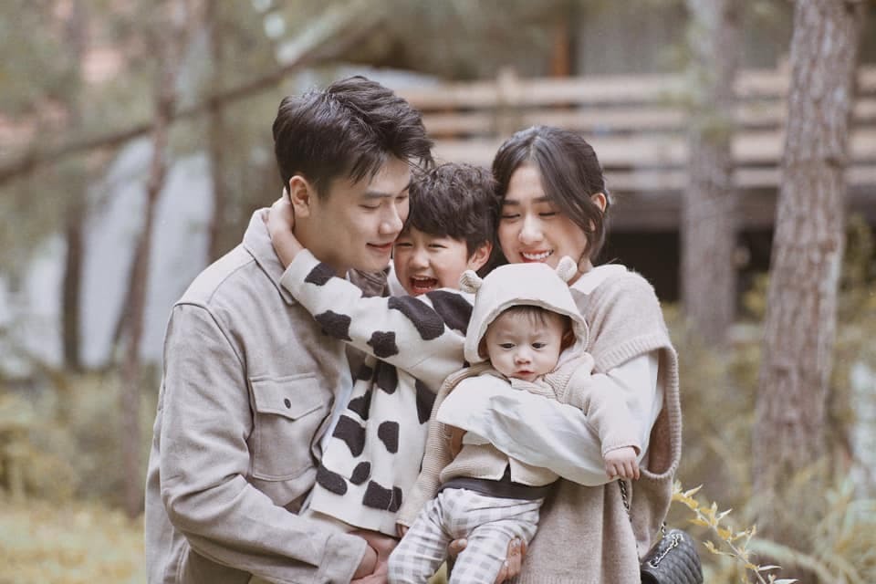The super-loving kid of the 3 hottest families on Vietnamese social media is fast and hot boy hot girl
